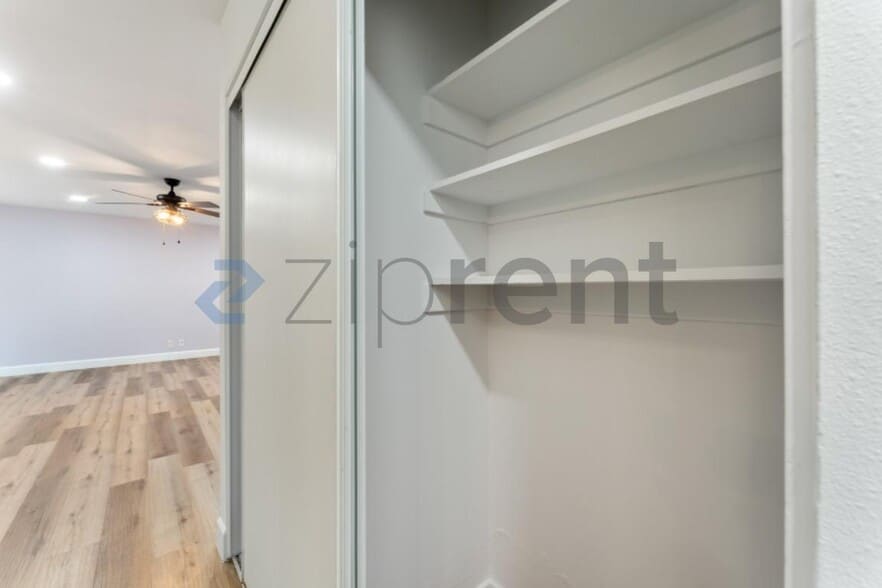 Building Photo - Unit