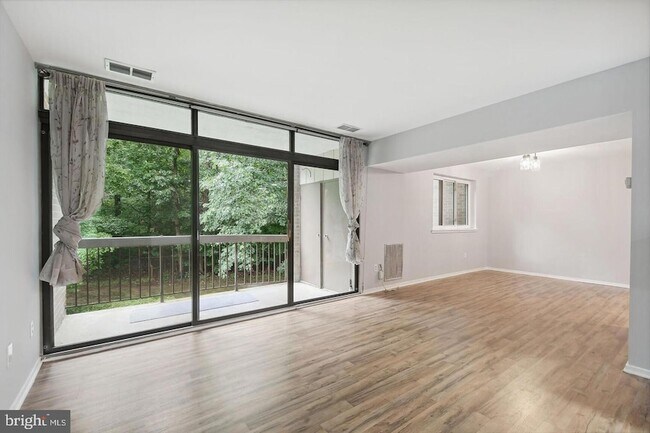 Building Photo - 1635 Parkcrest Cir