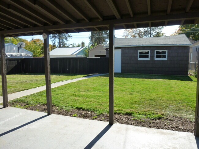 Building Photo - 1211 W Dalke Ave