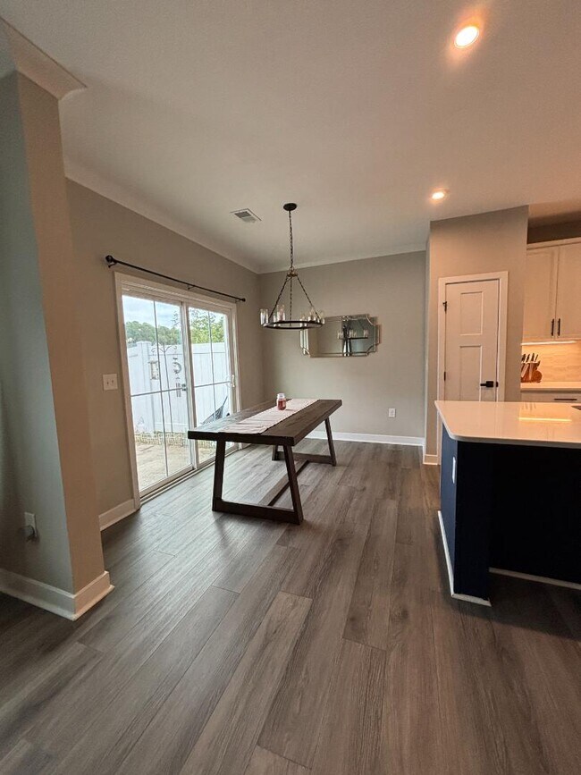 Building Photo - 300 Golan Cir