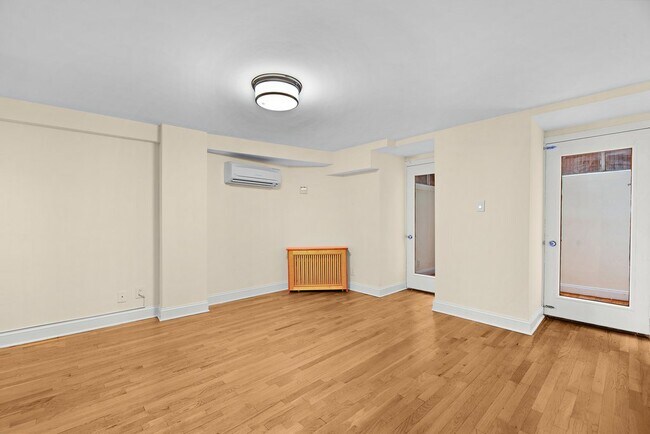 Building Photo - 1378 York Ave