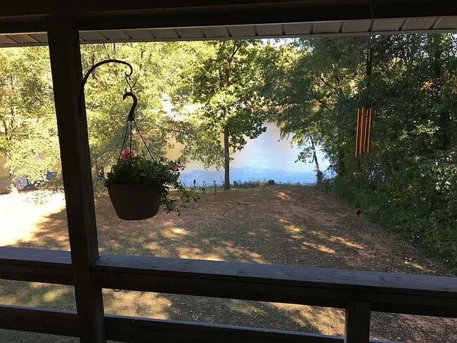 Building Photo - Broadway Lake Apartment