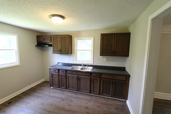 Building Photo - 442 Hall St