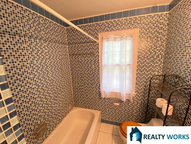 Building Photo - Charming 2 (+1) Bed Home!