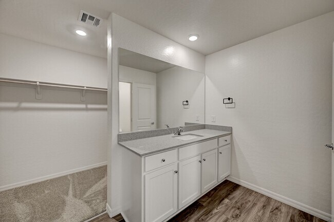Building Photo - Upgraded 5 bedroom home in Cul-De-Sac!!