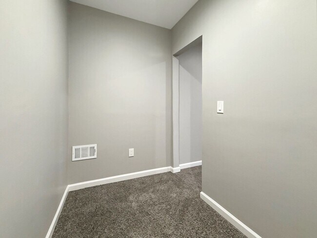 Building Photo - Beautiful 2BR + Den Home with 2 Baths, Modern Kitchen & Central AC