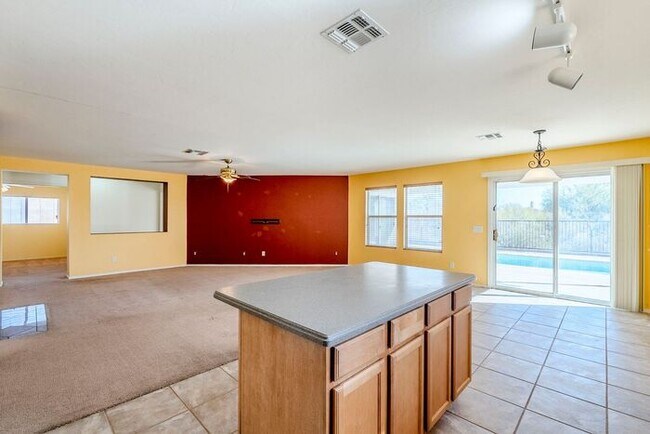 Building Photo - Bright & Spacious 3-Bed Oasis with Pool in...