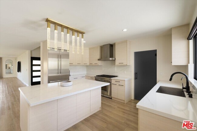 Building Photo - 11700 Woodley Ave