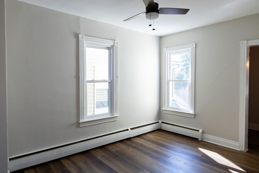 Building Photo - 208 W Carpenter Ave