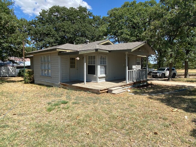 Building Photo - Two Bedroom One Bathroom Farm House.