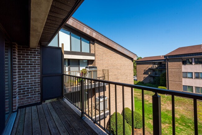 Building Photo - 1 Ledgewood Way