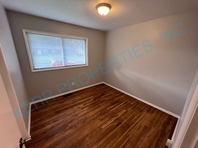 Building Photo - Charming Portland Retreat: 3-Bed, 2-Bath Home with Hardwood Floors & Cozy Fireplace!