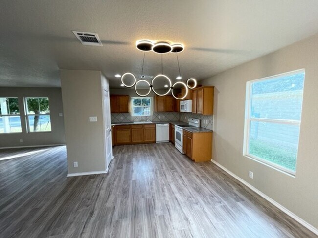 Building Photo - Move-in Ready 3-Bed, 2-Bath Home in Riposa Vita! (SE San Antonio)