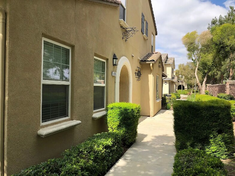 Building Photo - 8174 Garden Gate St