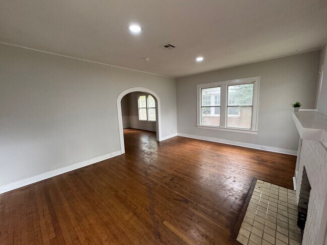 Building Photo - Updated Farm House in Central Waco