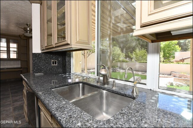 Building Photo - 1004 Los Jardines Cir