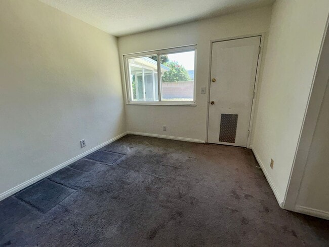 Building Photo - 4 Bed / 2 Bath Home for Rent in Huntington Beach