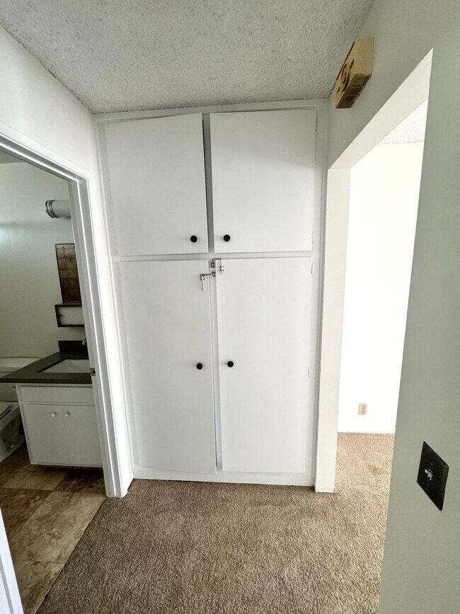 Building Photo - Upgraded Spacious and Bright Upstairs One Bedroom