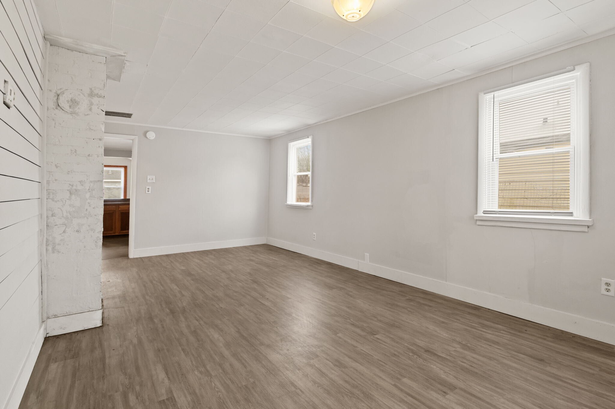 Building Photo - 1800 W 19th St