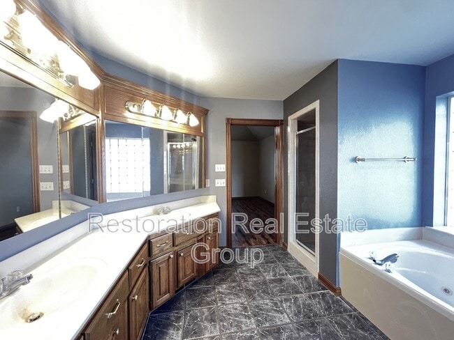 Building Photo - 113 S Mustang Rd