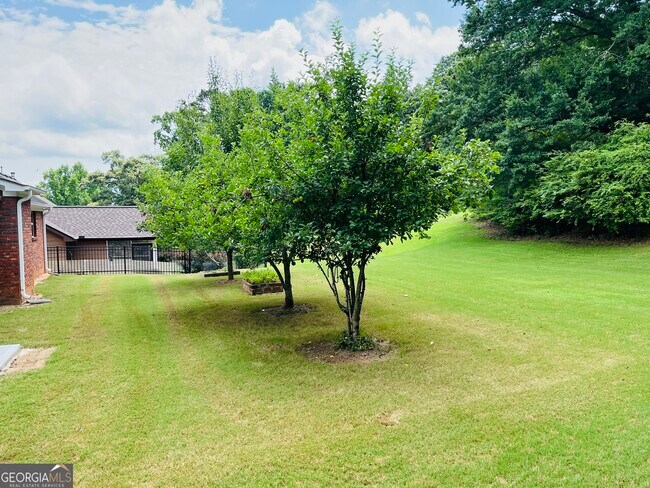 Building Photo - 5750 Crest Hill Dr NE