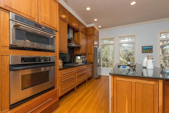 Building Photo - 313 S Forest Dune Dr