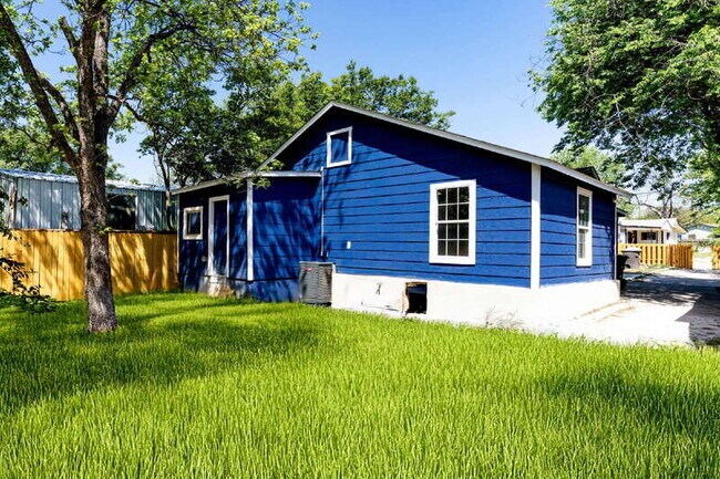 Building Photo - 146 Leroux St