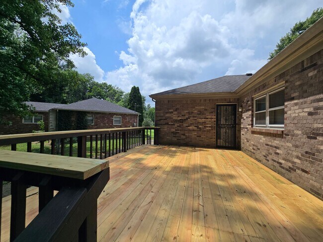 Building Photo - Brick Ranch in the heart of Jeffersontown! Featuring hardwood styled floors, 3 Bedrooms, 1.5 Bath...