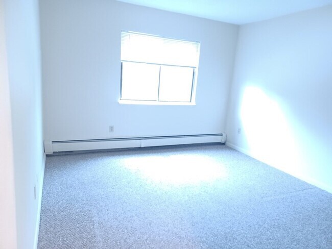 Building Photo - 151 Bittersweet Ln