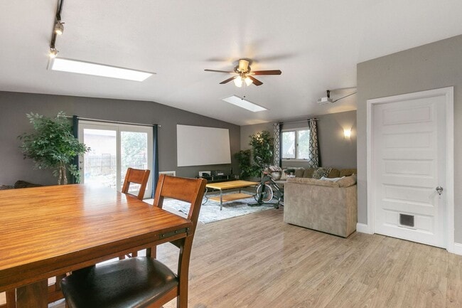 Building Photo - Charming 3 Bedroom, 2 Bathroom Home in Windsor!
