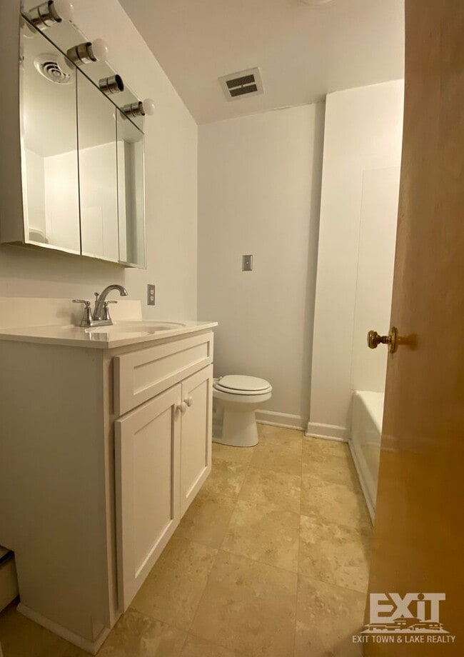 Building Photo - Well Maintained brick ranch home