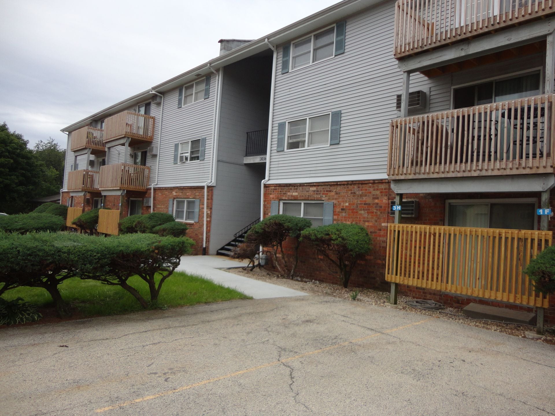 Building Photo - Large 1 & 2 bedroom apartments with balcony and garage