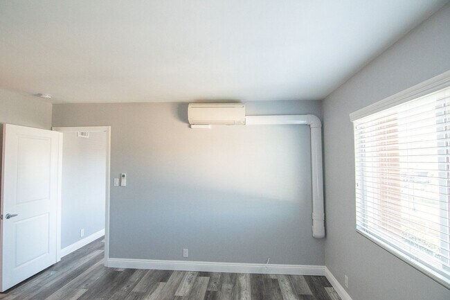 Building Photo - Clean & Spacious 1 Bedroom Apartment with ...