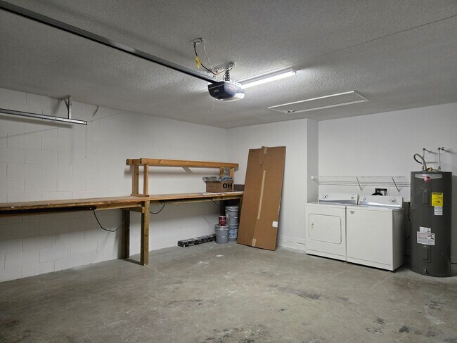 Building Photo - 3/2 Fenced Pet Friendly Home