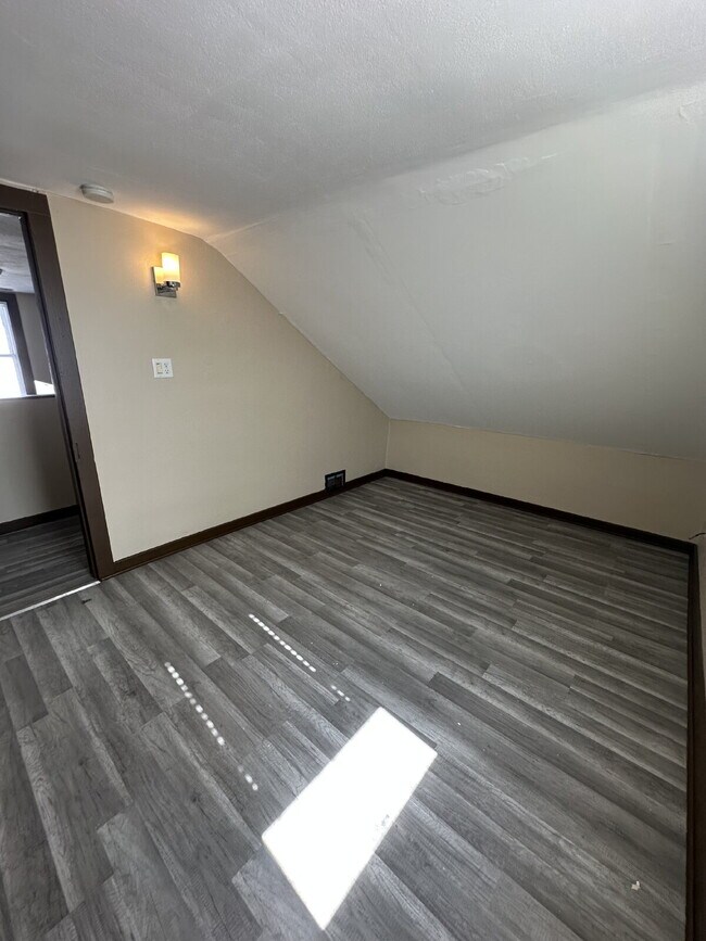 Building Photo - 121 Hackett St