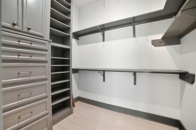 Building Photo - 2700 Marina Shores Dr