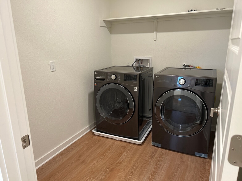 Building Photo - Room in House on Ruger Pass