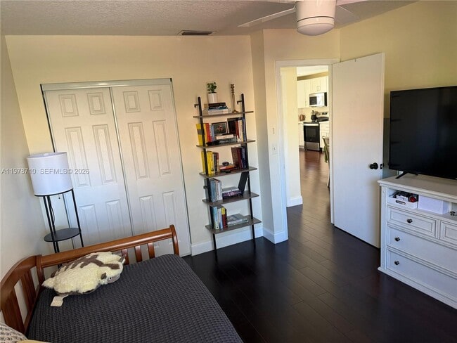 Building Photo - 2925 E Aviary Dr