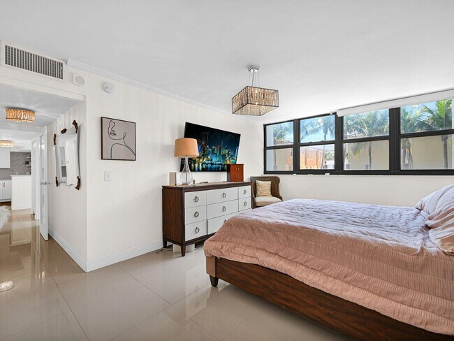 Building Photo - 2049 S Ocean Dr