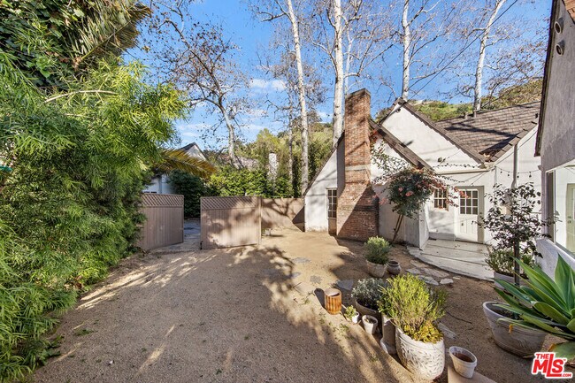 Building Photo - 2615 Canyon Dr