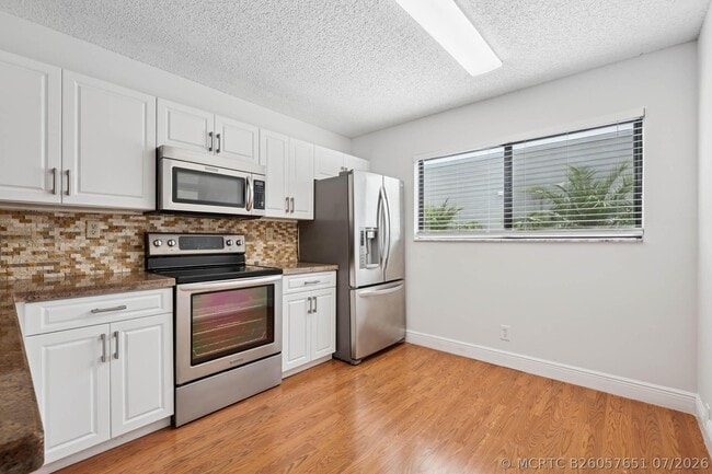 Building Photo - 15450 PEMBRIDGE E Ave