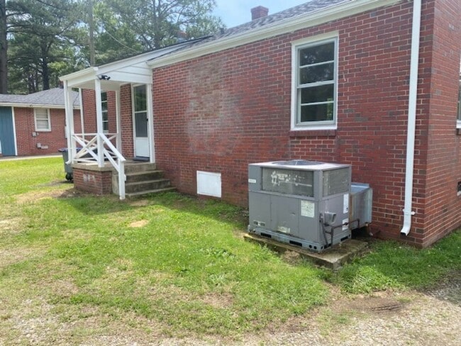Building Photo - 3 Bedroom Brick Home With Hardwood Floors
