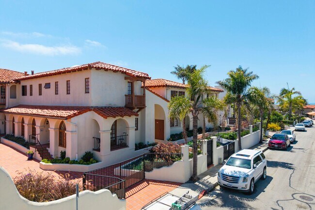 Building Photo - Dream home Located on the Bluff of Southwe...