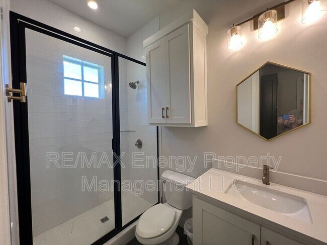 Building Photo - 440 St Claire Dr