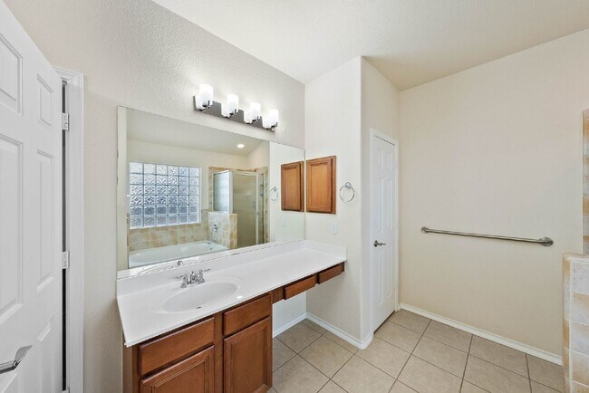 Building Photo - Gated Community - Resort Amenities