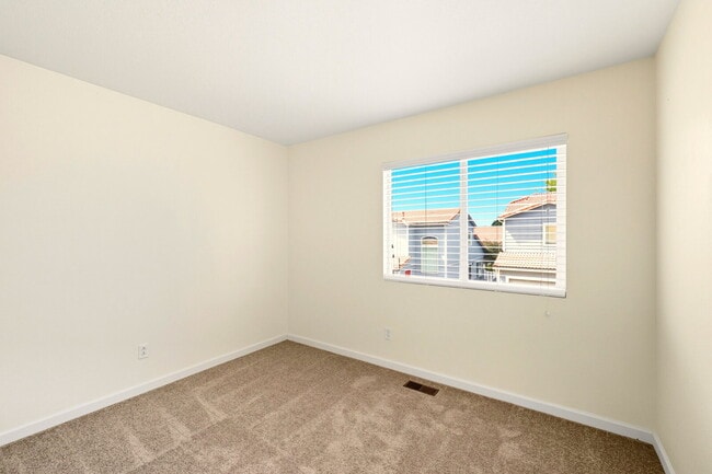 Building Photo - 3 Bed 2.5 Bath Home in Green Valley Ranch!