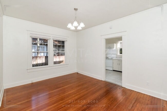 Building Photo - Charming Lower Midtown Cottage