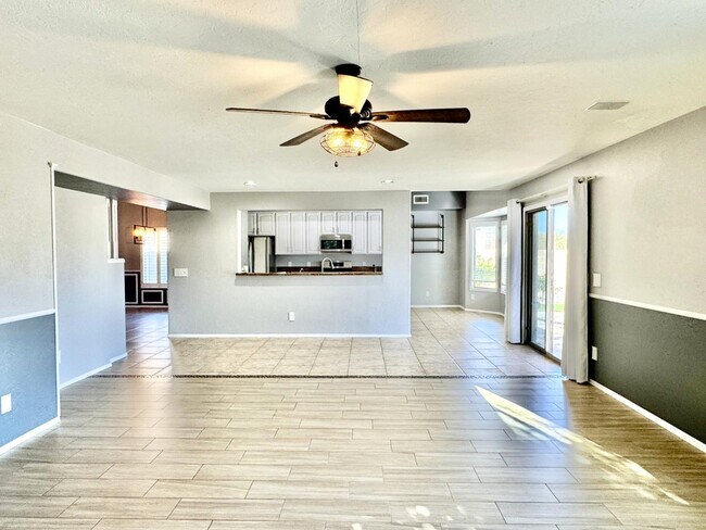 Building Photo - 12768 N Lantern Way