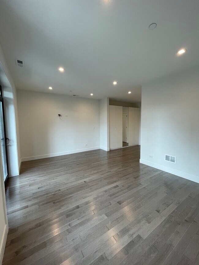 Building Photo - 719 N Elizabeth St