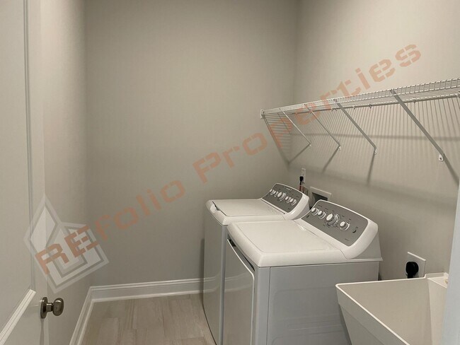 Building Photo - Spacious 4 Bedroom, 3 Bathroom Home w/ 2-C...